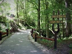 jaskinia Niedźwiedzia Kletno - drogowskaz przed jaskinią